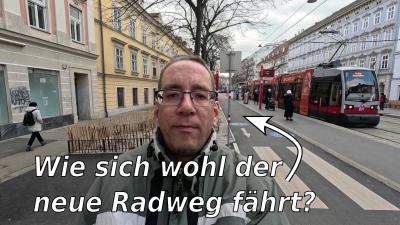 Teaser Image mit mir vor dem neuen Radweg, im Hintergrund eine Straßenbahn