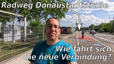 Foto von mir mit dem Radweg im Hintergrund. Knapp hinter mir ist eine rot hervorgehobene Überfahrt, auf der gerade ein Radfahry fährt. Text: "Radweg Donaustadtstraße", "Wie fährt sich die neue Verbindung?"