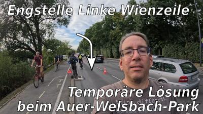 Foto von mir vor dem alten Radweg und der temporären Protected Bike Lane. Über eine Rampe kann man auf die gesperrte Fahrspur fahren. Text: "Engstelle Linke Wienzeile", "Temporäre Lösung beim Auer-Welsbach-Park"