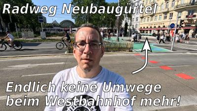 Foto von mir mit einer belebten Straße im Hintergrund (Radfahrys, Fußgehys). Ein Pfeil zeigt auf die neue Protected Bike Lane. Text: "Radweg Neubaugürtel", "Endlich keine Umwege beim Westbahnhof mehr!"
