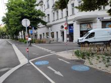 Wiedner Hauptstraße, Radweg. Von rechts kommt ein Lieferwagen aus der Graf-Starhemberg-Gasse.
